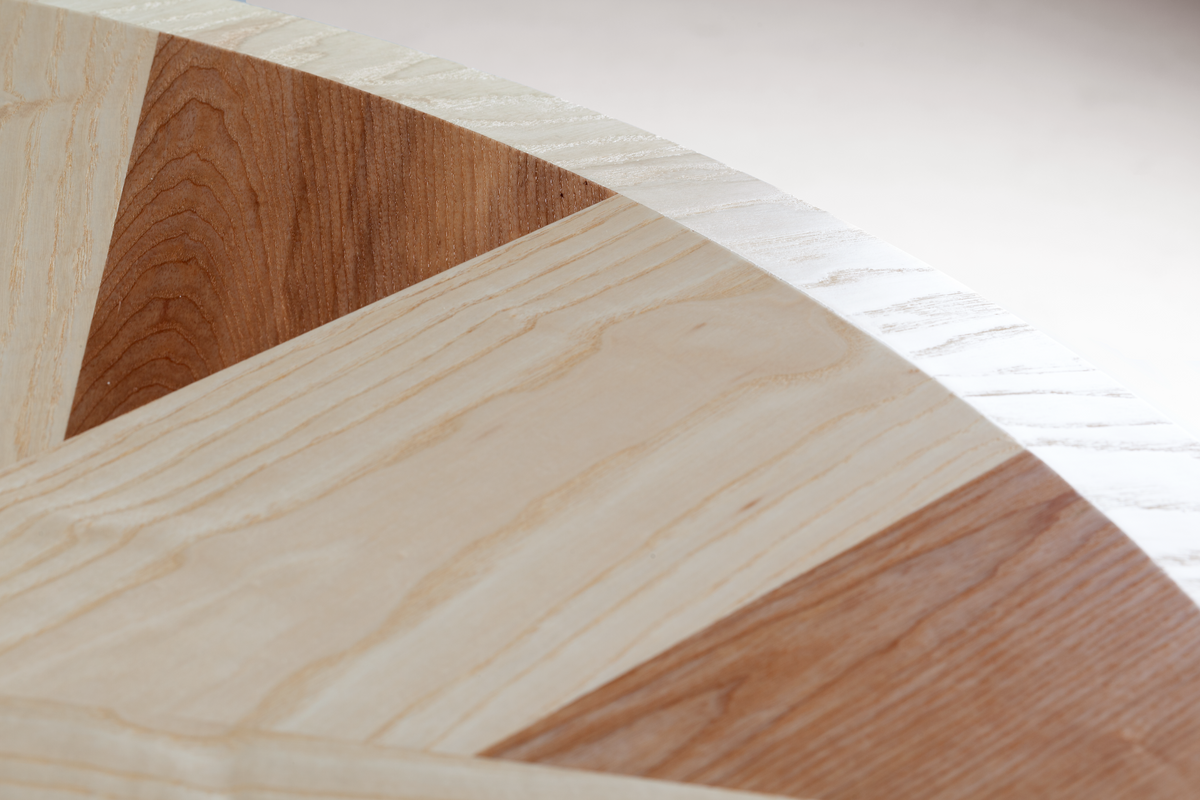 L 'Anamour Dining Table close-up of the inlaid olive ash marquetry edge