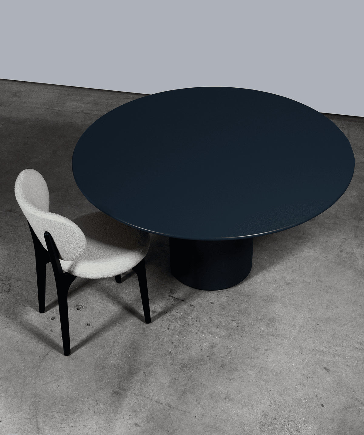 Silo Dining Table in navy blue lacquer with a white boucle chair