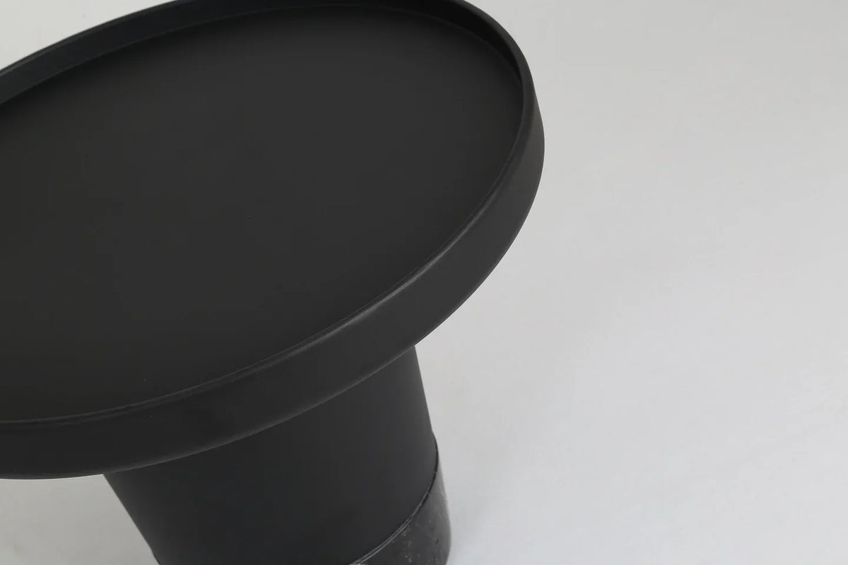 Spacer Side Table close-up of the black tray top and base