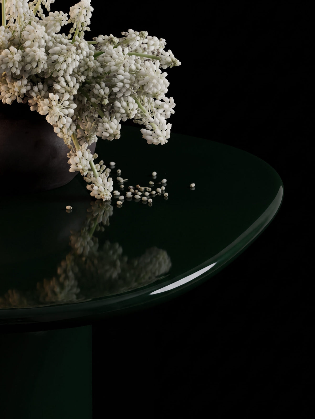 Horus Dining Table, close-up of the dark green gloss edge with white flowers
