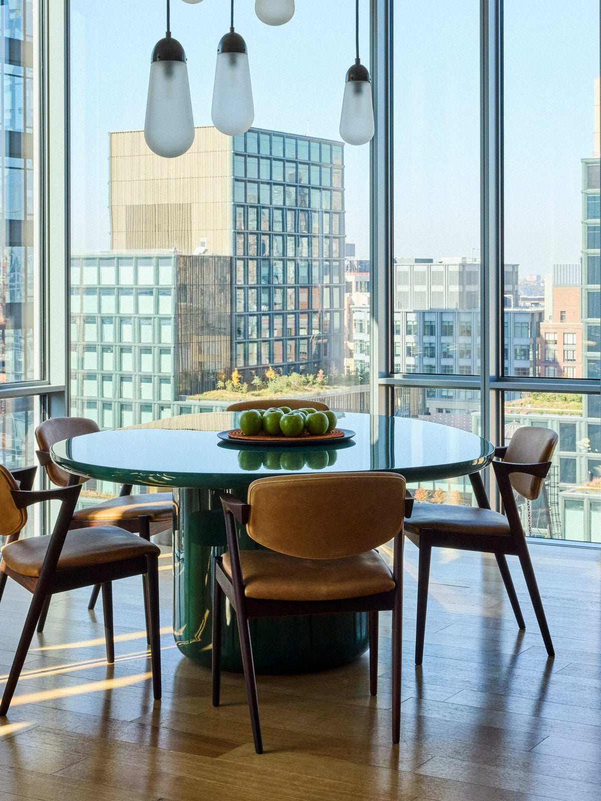 Laghi I Dining Table in green lacquer with leather chairs in a high-rise
