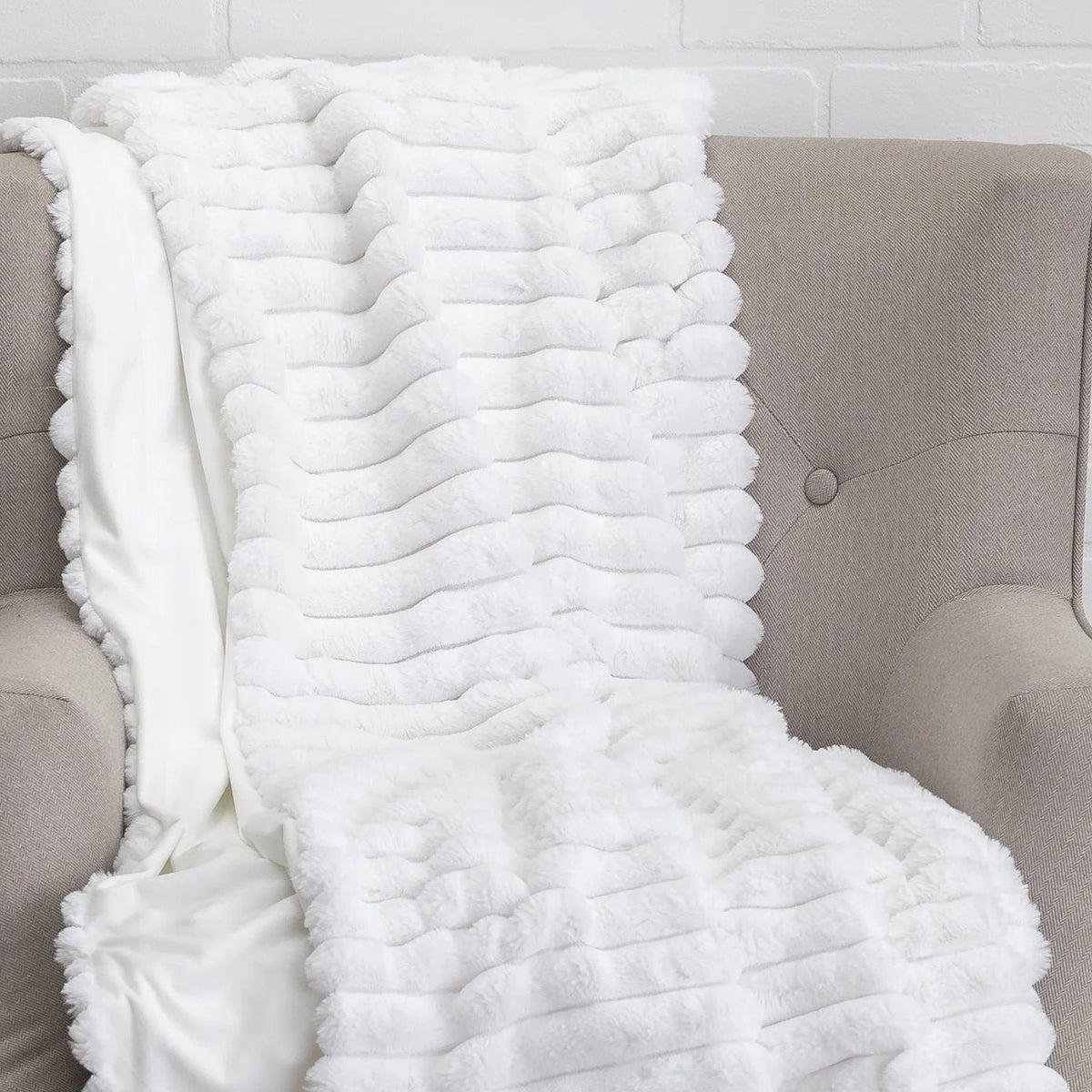 Lux White Throw faux fur texture close-up by Maison Burgos