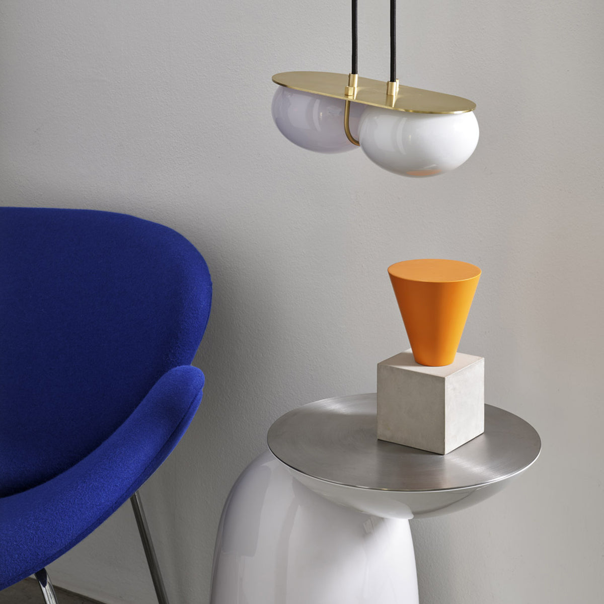 Pingu Side Table in white gloss, right view under a globe pendant with an orange cone