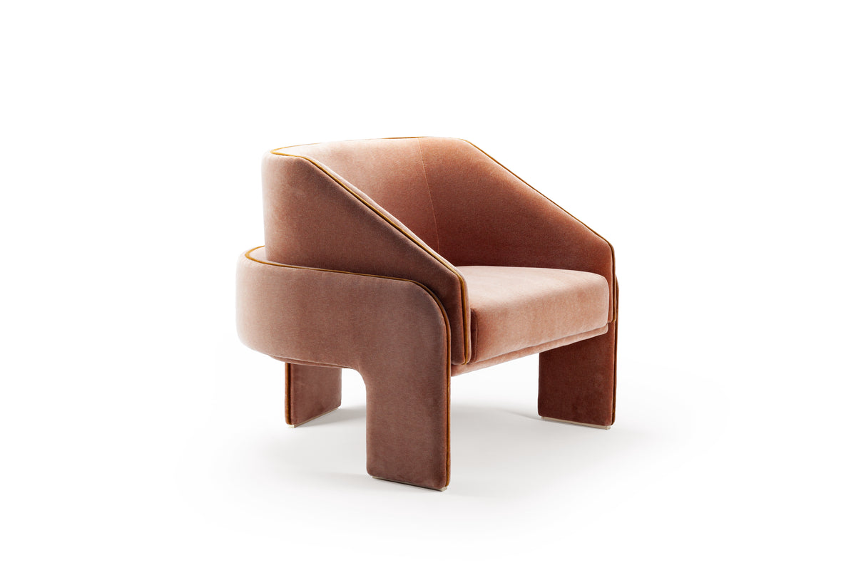 L’Unité Chair in rose velvet with sculpted legs, three-quarter view