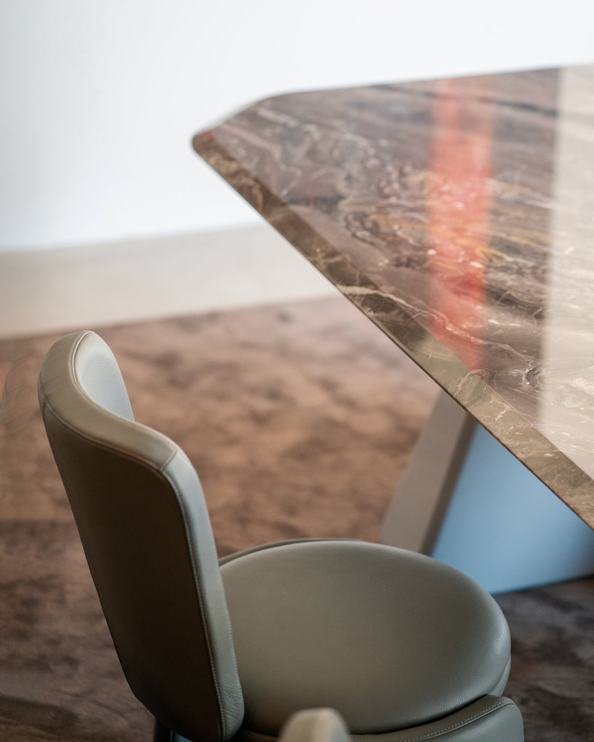 Inge Chair in leather at a dark marble dining table