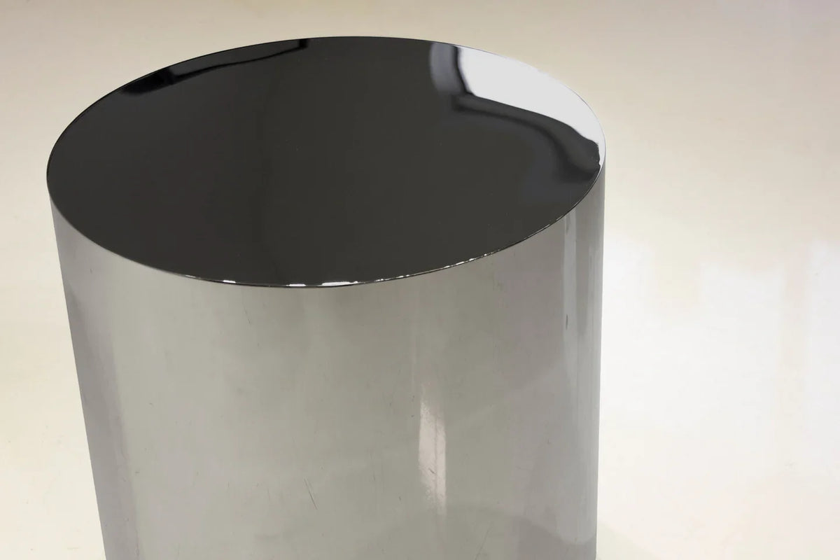 Sphere End Table in Black Polished, close-up of the reflective top