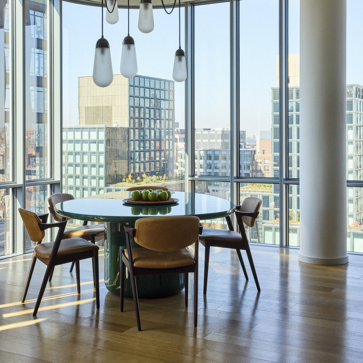 Laghi I Dining Table in green with city view and glass pendants