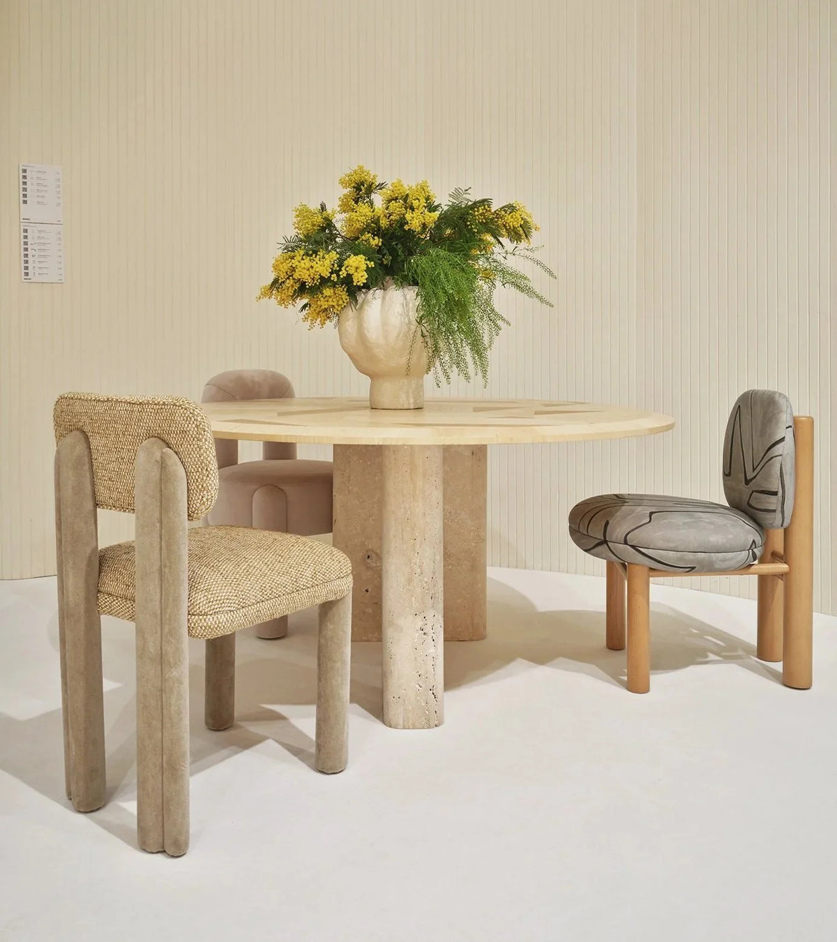 Dining room with a round table by Maison Burgos