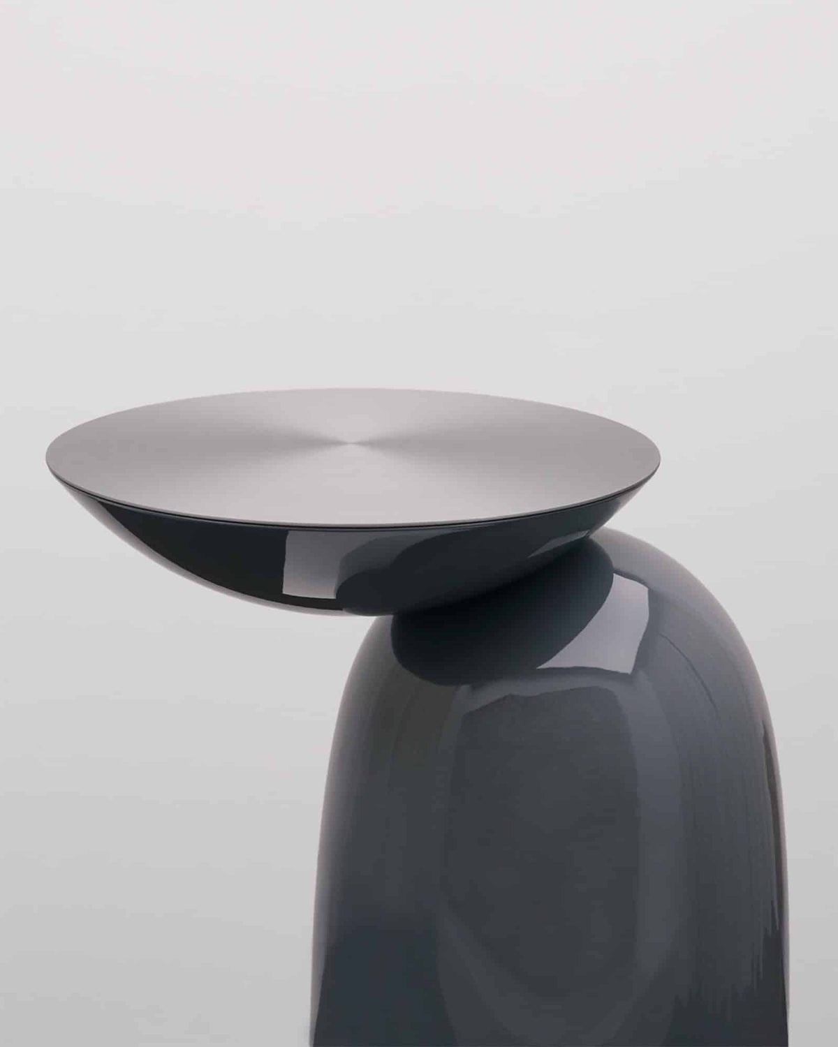 Pingu Side Table close-up in dark grey high gloss with brushed metal top